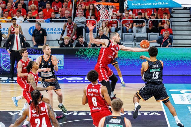 Daniel Keppeler (BMA365 Bamberg Baskets, 31), Demarcus Demonia (BMA365 Bamberg Baskets, 08), Mark Smith (ratiopharm Ulm, 13), BMA365 Bamberg Baskets vs. ratiopharm Ulm, Basketball, easyCredit BBL, Playoff Viertelfinale, Spiel 2, 18.05.2026 BMA365 Bamberg Baskets vs. ratiopharm Ulm, Basketball, easyCredit BBL, Playoff Viertelfinale, Spiel 2, 18.05.2026 Bamberg Copyright: xEibner-Pressefoto G.xSantemizx EP_EER