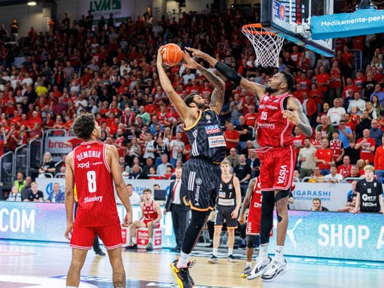 Demarcus Demonia (BMA365 Bamberg Baskets, 08), Joel Soriano (ratiopharm Ulm, 12), Ejiofor Onu (BMA365 Bamberg Baskets, 35), BMA365 Bamberg Baskets vs. ratiopharm Ulm, Basketball, easyCredit BBL, Playoff Viertelfinale, Spiel 2, 18.05.2026 BMA365 Bamberg Baskets vs. ratiopharm Ulm, Basketball, easyCredit BBL, Playoff Viertelfinale, Spiel 2, 18.05.2026 Bamberg Copyright: xEibner-Pressefoto G.xSantemizx EP_EER