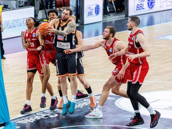 Austin Crowley (BMA365 Bamberg Baskets, 85), Ibi Watson (BMA365 Bamberg Baskets, 02), Christopher Ledlum (ratiopharm Ulm, 04), Moritz Krimmer (BMA365 Bamberg Baskets, 27), Daniel Keppeler (BMA365 Bamberg Baskets, 31), BMA365 Bamberg Baskets vs. ratiopharm Ulm, Basketball, easyCredit BBL, Playoff Viertelfinale, Spiel 2, 18.05.2026 BMA365 Bamberg Baskets vs. ratiopharm Ulm, Basketball, easyCredit BBL, Playoff Viertelfinale, Spiel 2, 18.05.2026 Bamberg Copyright: xEibner-Pressefoto G.xSantemizx EP_EER