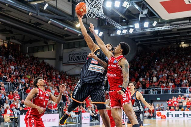 Joel Soriano (ratiopharm Ulm, 12), Ibi Watson (BMA365 Bamberg Baskets, 02), BMA365 Bamberg Baskets vs. ratiopharm Ulm, Basketball, easyCredit BBL, Playoff Viertelfinale, Spiel 2, 18.05.2026 BMA365 Bamberg Baskets vs. ratiopharm Ulm, Basketball, easyCredit BBL, Playoff Viertelfinale, Spiel 2, 18.05.2026 Bamberg Copyright: xEibner-Pressefoto G.xSantemizx EP_EER