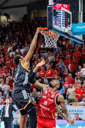 Joel Soriano (ratiopharm Ulm, 12), Ejiofor Onu (BMA365 Bamberg Baskets, 35), BMA365 Bamberg Baskets vs. ratiopharm Ulm, Basketball, easyCredit BBL, Playoff Viertelfinale, Spiel 2, 18.05.2026 BMA365 Bamberg Baskets vs. ratiopharm Ulm, Basketball, easyCredit BBL, Playoff Viertelfinale, Spiel 2, 18.05.2026 Bamberg Copyright: xEibner-Pressefoto G.xSantemizx EP_EER