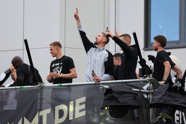 18.05.2026, Fussball, Herren, 2. Bundesliga, Saison 2025 2026, Aufstiegsfeier der SV 07 Elversberg. Die Mannschaft der SV 07 Elversberg feiert auf einem provisorischen Balkon vor dem Rathaus in Spiesen-Elversberg den Aufstieg in die Bundesliga, Amara Conde (SV 07 Elversberg), Luis Seifert (SV 07 Elversberg), Frank Lehmann (SV 07 Elversberg), Lukas Pinckert (SV 07 Elversberg), Florian Le Joncour (SV 07 Elversberg) Spiesen-Elversberg Rathaus Saarland Deutschland (DEU) Copyright: xFabianxKleerx