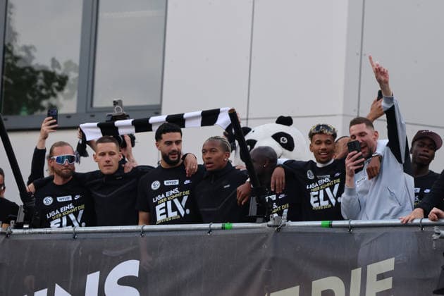 18.05.2026, Fussball, Herren, 2. Bundesliga, Saison 2025 2026, Aufstiegsfeier der SV 07 Elversberg. Die Mannschaft der SV 07 Elversberg feiert auf einem provisorischen Balkon vor dem Rathaus in Spiesen-Elversberg den Aufstieg in die Bundesliga, Tim Boss (SV 07 Elversberg), Lukas Pinckert (SV 07 Elversberg), Mohammad Mahmoud (SV 07 Elversberg), Jarzinho Malanga (SV 07 Elversberg), Bambase Conte (SV 07 Elversberg), Frank Lehmann (SV 07 Elversberg) Spiesen-Elversberg Rathaus Saarland Deutschland (DEU) Copyright: xFabianxKleerx
