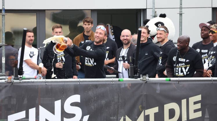 18.05.2026, xrekx, Fussball 2.Bundesliga, SV Elversberg - Aufstiegsfeier v.l. Tim Boss (SV 07 Elversberg) Bierdusche Fans ,Stimmung, Schals, Ultras, Zuschauer, Besucher, Choreo, Choreografie, atmosphere, scarves, spectators, visitors (DFL DFB REGULATIONS PROHIBIT ANY USE OF PHOTOGRAPHS as IMAGE SEQUENCES and or QUASI-VIDEO) Elversberg
