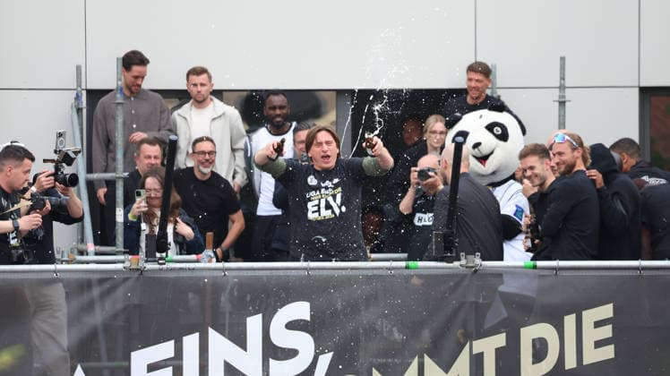 18.05.2026, xrekx, Fussball 2.Bundesliga, SV Elversberg - Aufstiegsfeier v.l. Vincent Wagner Trainer (SV 07 Elversberg) Bierdusche Fans ,Stimmung, Schals, Ultras, Zuschauer, Besucher, Choreo, Choreografie, atmosphere, scarves, spectators, visitors (DFL DFB REGULATIONS PROHIBIT ANY USE OF PHOTOGRAPHS as IMAGE SEQUENCES and or QUASI-VIDEO) Elversberg