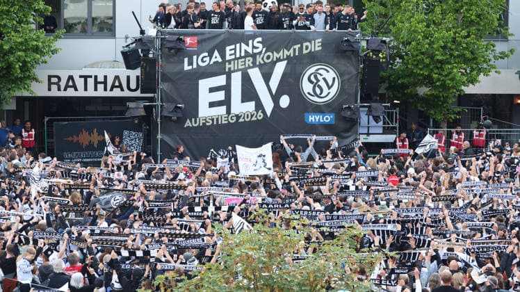 18.05.2026, xrekx, Fussball 2.Bundesliga, SV Elversberg - Aufstiegsfeier v.l. SV Elversberg Mannschaft Fans ,Stimmung, Schals, Ultras, Zuschauer, Besucher, Choreo, Choreografie, atmosphere, scarves, spectators, visitors (DFL DFB REGULATIONS PROHIBIT ANY USE OF PHOTOGRAPHS as IMAGE SEQUENCES and or QUASI-VIDEO) Elversberg