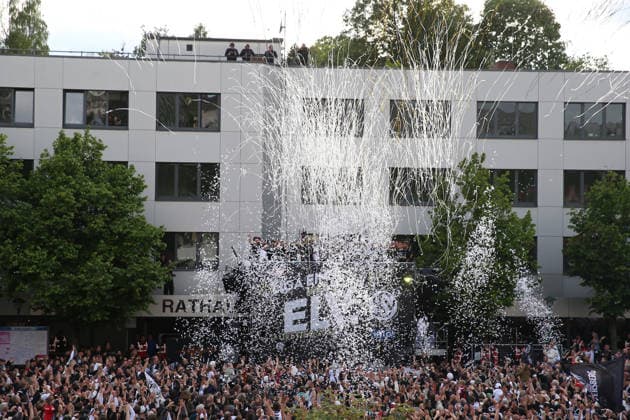 18.05.2026, xrekx, Fussball 2.Bundesliga, SV Elversberg - Aufstiegsfeier v.l. SV Elversberg Mannschaft feiert den Aufstieg Fans ,Stimmung, Schals, Ultras, Zuschauer, Besucher, Choreo, Choreografie, atmosphere, scarves, spectators, visitors (DFL DFB REGULATIONS PROHIBIT ANY USE OF PHOTOGRAPHS as IMAGE SEQUENCES and or QUASI-VIDEO) Elversberg