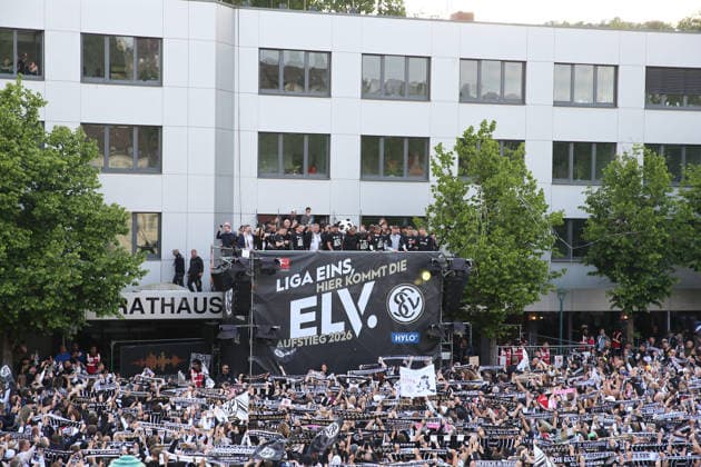 18.05.2026, xrekx, Fussball 2.Bundesliga, SV Elversberg - Aufstiegsfeier v.l. SV Elversberg Mannschaft feiert den Aufstieg Fans ,Stimmung, Schals, Ultras, Zuschauer, Besucher, Choreo, Choreografie, atmosphere, scarves, spectators, visitors (DFL DFB REGULATIONS PROHIBIT ANY USE OF PHOTOGRAPHS as IMAGE SEQUENCES and or QUASI-VIDEO) Elversberg