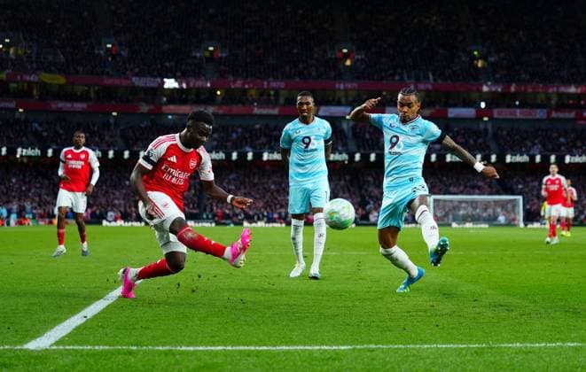 Bukayo Saka of Arsenal crosses past Lucas Pires of Burnley Arsenal v Burnley, Premier League, Football, Emirates Stadium, London, UK - 18 May 2026London Emirates Stadium United Kingdom EDITORIAL USE ONLY No use with unauthorised audio, video, data, fixture lists, club league logos or live services. Online in-match use limited to 120 images, no video emulation. No use in betting, games or single club league player publications. Copyright: xJavierxGarcia Shutterstockx 16881286bj