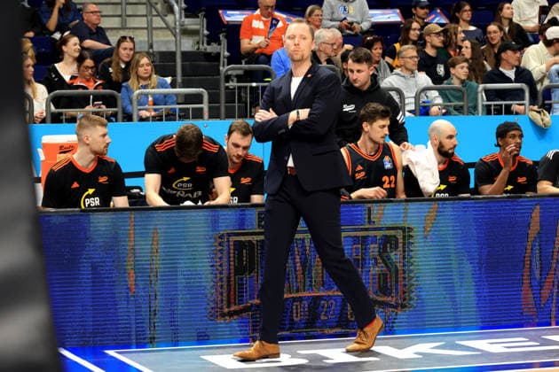 DEU, easyCredit BBL, ALBA vs. Rasta Vechta, 19.05.2026, Uber-Arena, Berlin, DEU, easyCredit BBL, ALBA vs. Rasta Vechta, im Bild Headcoach Christian Held (RASTA Vechta), Vechta-Spielerbank