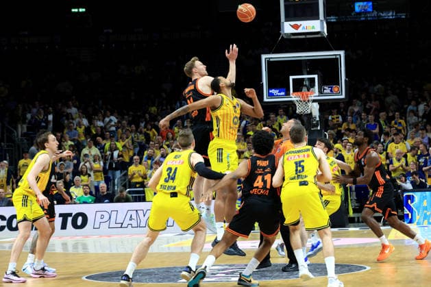 DEU, easyCredit BBL, ALBA vs. Rasta Vechta, 19.05.2026, Uber-Arena, Berlin, DEU, easyCredit BBL, ALBA vs. Rasta Vechta, im Bild Norris Agbakoko (ALBA Berlin 17), Lars Thiemann (RASTA Vechta 21)