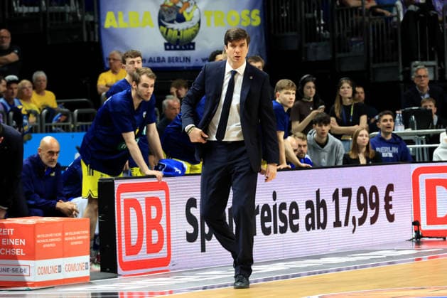 DEU, easyCredit BBL, ALBA vs. Rasta Vechta, 19.05.2026, Uber-Arena, Berlin, DEU, easyCredit BBL, ALBA vs. Rasta Vechta, im Bild CHEFTRAINER Pedro Calles (ALBA Berlin), ALBA-Spielerbank