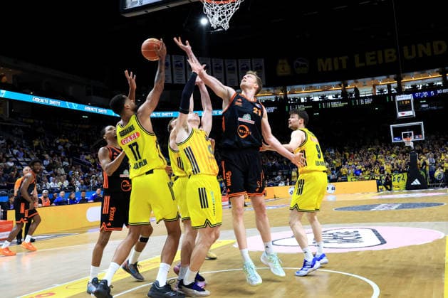 DEU, easyCredit BBL, ALBA vs. Rasta Vechta, 19.05.2026, Uber-Arena, Berlin, DEU, easyCredit BBL, ALBA vs. Rasta Vechta, im Bild Norris Agbakoko (ALBA Berlin 17), Justin Bean (ALBA Berlin 34), Moses Wood (ALBA Berlin 11), JONAS MATTISSECK (ALBA Berlin 9), Lars Thiemann (RASTA Vechta 21)