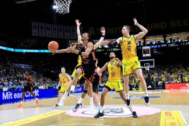 DEU, easyCredit BBL, ALBA vs. Rasta Vechta, 19.05.2026, Uber-Arena, Berlin, DEU, easyCredit BBL, ALBA vs. Rasta Vechta, im Bild Justin Bean (ALBA Berlin 34), Norris Agbakoko (ALBA Berlin 17), Alonzo Verge jr. (RASTA Vechta 11)