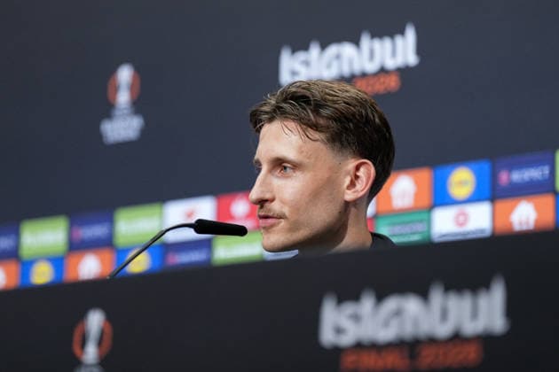 Maximilian Eggestein (SC Freiburg, 08) bei der PK, Pressekonferenz , Türkei, Fussball, UEFA Europa League, Finale, 2025 2026, SC Freiburg vs. Aston Villa, 19.05.2026, TüpraÅü Stadium, BeÅüiktaÅü Park, Istanbul Istanbul TüpraÅü Stadium, BeÅüiktaÅü Par Istanbul Türkei Copyright: xArnexAmbergx