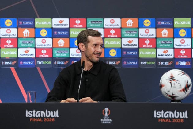 Julian Schuster (SC Freiburg, Trainer) bei der PK, Pressekonferenz , Türkei, Fussball, UEFA Europa League, Finale, 2025 2026, SC Freiburg vs. Aston Villa, 19.05.2026, TüpraÅü Stadium, BeÅüiktaÅü Park, Istanbul Istanbul TüpraÅü Stadium, BeÅüiktaÅü Par Istanbul Türkei Copyright: xArnexAmbergx
