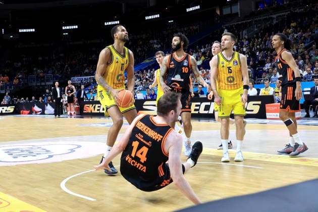 DEU, easyCredit BBL, ALBA vs. Rasta Vechta, 19.05.2026, Uber-Arena, Berlin, DEU, easyCredit BBL, ALBA vs. Rasta Vechta, im Bild Norris Agbakoko (ALBA Berlin 17), Martin Hermannsson (ALBA Berlin 15), Philipp Herkenhoff (RASTA Vechta 14), Tevin Brown (RASTA Vechta 10)