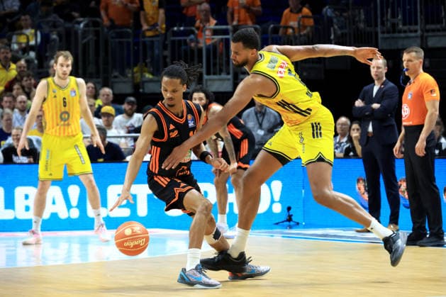 DEU, easyCredit BBL, ALBA vs. Rasta Vechta, 19.05.2026, Uber-Arena, Berlin, DEU, easyCredit BBL, ALBA vs. Rasta Vechta, im Bild Norris Agbakoko (ALBA Berlin 17), Alonzo Verge jr. (RASTA Vechta 11)