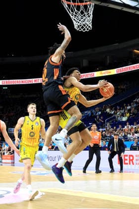 DEU, easyCredit BBL, ALBA vs. Rasta Vechta, 19.05.2026, Uber-Arena, Berlin, DEU, easyCredit BBL, ALBA vs. Rasta Vechta, im Bild Jack Kayil( ALBA Berlin 7), Tevin Brown (RASTA Vechta 10)