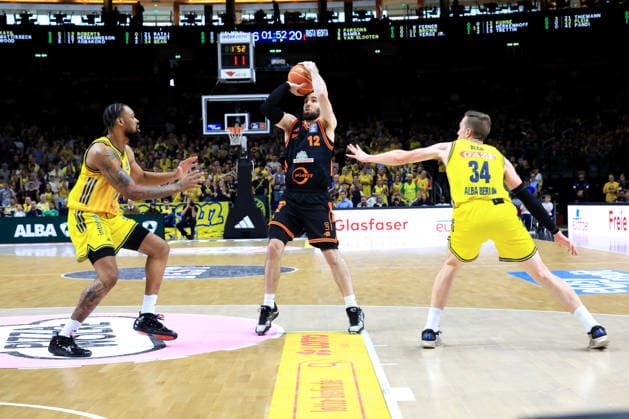 DEU, easyCredit BBL, ALBA vs. Rasta Vechta, 19.05.2026, Uber-Arena, Berlin, DEU, easyCredit BBL, ALBA vs. Rasta Vechta, im Bild J Wan Roberts (ALBA Berlin 13), Justin Bean (ALBA Berlin 34), Tommy Kuhse (RASTA Vechta 12)