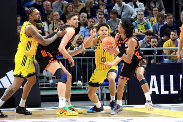 DEU, easyCredit BBL, ALBA vs. Rasta Vechta, 19.05.2026, Uber-Arena, Berlin, DEU, easyCredit BBL, ALBA vs. Rasta Vechta, im Bild J Wan Roberts (ALBA Berlin 13), Jack Kayil( ALBA Berlin 7), Alonzo Verge jr. (RASTA Vechta 11), Tibor Pleiss (RASTA Vechta 22)