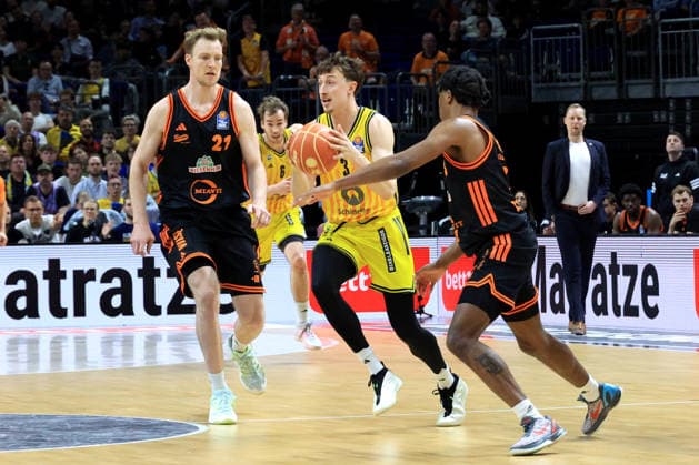 DEU, easyCredit BBL, ALBA vs. Rasta Vechta, 19.05.2026, Uber-Arena, Berlin, DEU, easyCredit BBL, ALBA vs. Rasta Vechta, im Bild Alex OÕConnell (ALBA Berlin 3). Lars Thiemann (RASTA Vechta 21), Malik Parsons (RASTA Vechta 3)
