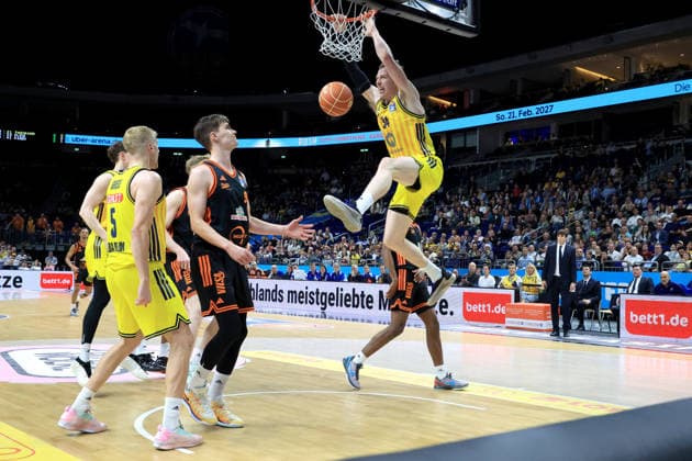 DEU, easyCredit BBL, ALBA vs. Rasta Vechta, 19.05.2026, Uber-Arena, Berlin, DEU, easyCredit BBL, ALBA vs. Rasta Vechta, im Bild dunking von Justin Bean (ALBA Berlin 34), Sam Griesel (ALBA Berlin 5), Joschka Ferner (RASTA Vechta 9)