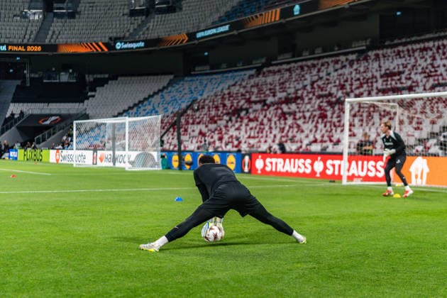 19.05.2026, SC Freiburg vs. Aston Villa, UEFA Europa League, Final Matchday -1 Besiktas Square, Besiktas Park, Stadium, Fan festival, Fan Fest, Fans Freiburg Aston Villa, Trophy, Uefa Cup League Trophy, Istanbul 2026 Final Abschlusstraining Final Training SC Freiburg in Vodafone Park, Noah Atubolu Copyright: xBahhoxKarax