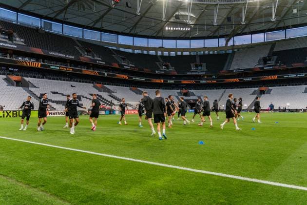 19.05.2026, SC Freiburg vs. Aston Villa, UEFA Europa League, Final Matchday -1 Besiktas Square, Besiktas Park, Stadium, Fan festival, Fan Fest, Fans Freiburg Aston Villa, Trophy, Uefa Cup League Trophy, Istanbul 2026 Final Abschlusstraining Final Training SC Freiburg in Vodafone Park, Mathias Ginter, Lucas Höler Copyright: xBahhoxKarax