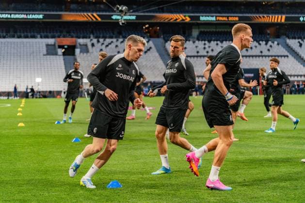 19.05.2026, SC Freiburg vs. Aston Villa, UEFA Europa League, Final Matchday -1 Besiktas Square, Besiktas Park, Stadium, Fan festival, Fan Fest, Fans Freiburg Aston Villa, Trophy, Uefa Cup League Trophy, Istanbul 2026 Final Abschlusstraining Final Training SC Freiburg in Vodafone Park, Mathias Ginter, Lucas Höler Copyright: xBahhoxKarax