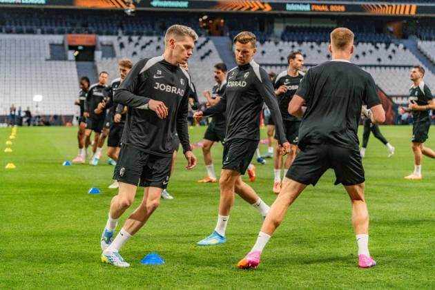 19.05.2026, SC Freiburg vs. Aston Villa, UEFA Europa League, Final Matchday -1 Besiktas Square, Besiktas Park, Stadium, Fan festival, Fan Fest, Fans Freiburg Aston Villa, Trophy, Uefa Cup League Trophy, Istanbul 2026 Final Abschlusstraining Final Training SC Freiburg in Vodafone Park, Mathias Ginter, Lucas Höler Copyright: xBahhoxKarax