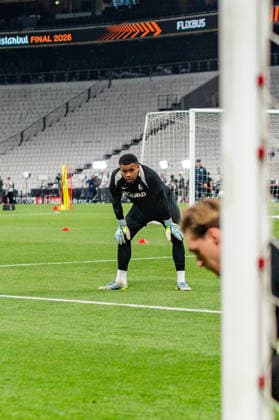 19.05.2026, SC Freiburg vs. Aston Villa, UEFA Europa League, Final Matchday -1 Besiktas Square, Besiktas Park, Stadium, Fan festival, Fan Fest, Fans Freiburg Aston Villa, Trophy, Uefa Cup League Trophy, Istanbul 2026 Final Abschlusstraining Final Training SC Freiburg in Vodafone Park, Noah Atubolu Copyright: xBahhoxKarax