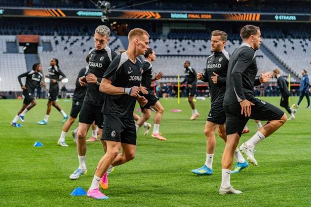 19.05.2026, SC Freiburg vs. Aston Villa, UEFA Europa League, Final Matchday -1 Besiktas Square, Besiktas Park, Stadium, Fan festival, Fan Fest, Fans Freiburg Aston Villa, Trophy, Uefa Cup League Trophy, Istanbul 2026 Final Abschlusstraining Final Training SC Freiburg in Vodafone Park, Mathias Ginter, Lucas Höler Copyright: xBahhoxKarax