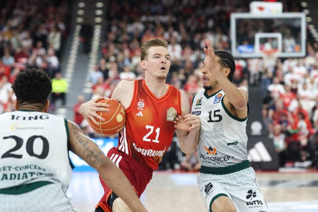 Justuz Hollatz (FC Bayern Basketball, 21) mit Jordan Roland (Vet Concept Gladiators Trier, 15), GER, FC Bayern Basketball vs. Vet Concept Gladiators Trier, Basketball, easycredit Basketball Bundesliga, Playoffs, Viertelfinale, Saison 2025 2026, 19.05.2026, GER, FC Bayern Basketball vs. Vet Concept Gladiators Trier, Basketball, easycredit Basketball Bundesliga, Playoffs, Viertelfinale, Saison 2025 2026, 19.05.2026 Muenchen Copyright: xEibner-Pressefoto JennixMaulx EP_JML