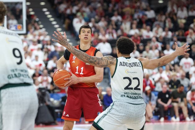 Vladimir Lucic (FC Bayern Basketball, 11) mit Ball mit Nolan Adekunle (Vet Concept Gladiators Trier, 22), GER, FC Bayern Basketball vs. Vet Concept Gladiators Trier, Basketball, easycredit Basketball Bundesliga, Playoffs, Viertelfinale, Saison 2025 2026, 19.05.2026, GER, FC Bayern Basketball vs. Vet Concept Gladiators Trier, Basketball, easycredit Basketball Bundesliga, Playoffs, Viertelfinale, Saison 2025 2026, 19.05.2026 Muenchen Copyright: xEibner-Pressefoto JennixMaulx EP_JML