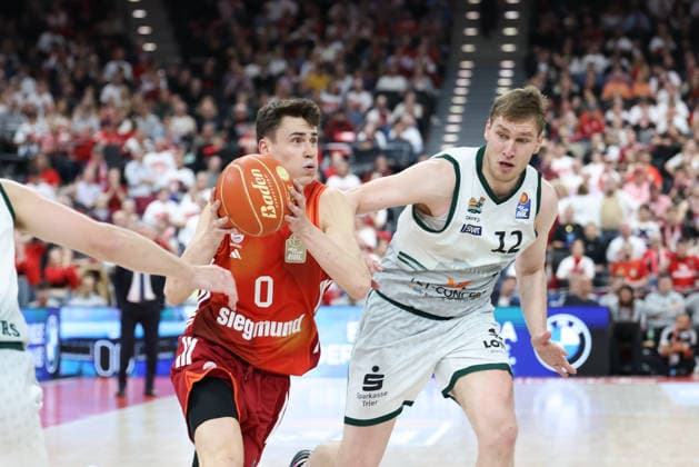 Nenad Dimitrijevic (FC Bayern Basketball, 00) mit Ball mit Marten Linssen (Vet Concept Gladiators Trier, 12), GER, FC Bayern Basketball vs. Vet Concept Gladiators Trier, Basketball, easycredit Basketball Bundesliga, Playoffs, Viertelfinale, Saison 2025 2026, 19.05.2026, GER, FC Bayern Basketball vs. Vet Concept Gladiators Trier, Basketball, easycredit Basketball Bundesliga, Playoffs, Viertelfinale, Saison 2025 2026, 19.05.2026 Muenchen Copyright: xEibner-Pressefoto JennixMaulx EP_JML