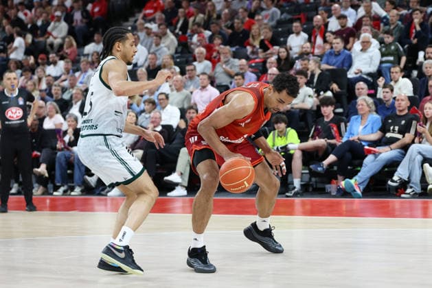 Oscar da Silva (FC Bayern Basketball, 01) mit Jordan Roland (Vet Concept Gladiators Trier, 15), GER, FC Bayern Basketball vs. Vet Concept Gladiators Trier, Basketball, easycredit Basketball Bundesliga, Playoffs, Viertelfinale, Saison 2025 2026, 19.05.2026, GER, FC Bayern Basketball vs. Vet Concept Gladiators Trier, Basketball, easycredit Basketball Bundesliga, Playoffs, Viertelfinale, Saison 2025 2026, 19.05.2026 Muenchen Copyright: xEibner-Pressefoto JennixMaulx EP_JML