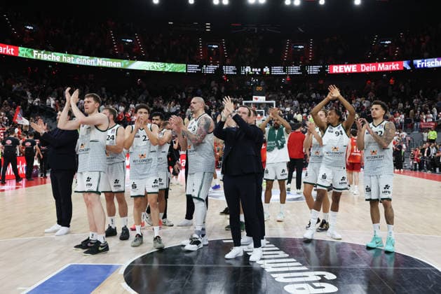Das Team der Vet Concept Gladiators Trier im Kreis applaudieren den Fans nach dem Spiel, GER, FC Bayern Basketball vs. Vet Concept Gladiators Trier, Basketball, easycredit Basketball Bundesliga, Playoffs, Viertelfinale, Saison 2025 2026, 19.05.2026, GER, FC Bayern Basketball vs. Vet Concept Gladiators Trier, Basketball, easycredit Basketball Bundesliga, Playoffs, Viertelfinale, Saison 2025 2026, 19.05.2026 Muenchen Copyright: xEibner-Pressefoto JennixMaulx EP_JML