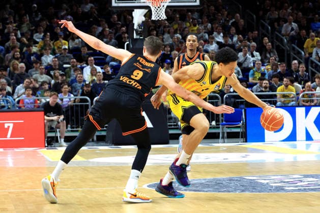 DEU, easyCredit BBL, ALBA vs. Rasta Vechta, 19.05.2026, Uber-Arena, Berlin, DEU, easyCredit BBL, ALBA vs. Rasta Vechta, im Bild Jack Kayil( ALBA Berlin 7), äJoschka Ferner (RASTA Vechta 9)