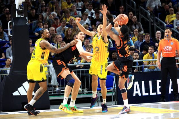DEU, easyCredit BBL, ALBA vs. Rasta Vechta, 19.05.2026, Uber-Arena, Berlin, DEU, easyCredit BBL, ALBA vs. Rasta Vechta, im Bild J Wan Roberts (ALBA Berlin 13), Jack Kayil( ALBA Berlin 7), Alonzo Verge jr. (RASTA Vechta 11), Tibor Pleiss (RASTA Vechta 22)