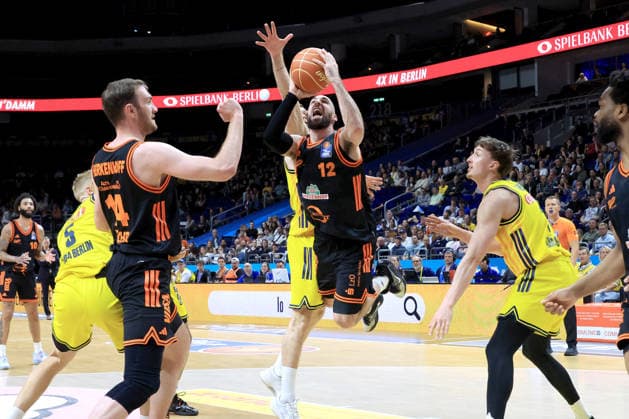 DEU, easyCredit BBL, ALBA vs. Rasta Vechta, 19.05.2026, Uber-Arena, Berlin, DEU, easyCredit BBL, ALBA vs. Rasta Vechta, im Bild a5 , Alex OÕConnell (ALBA Berlin 3), Tommy Kuhse (RASTA Vechta 12), Philipp Herkenhoff (RASTA Vechta 14)