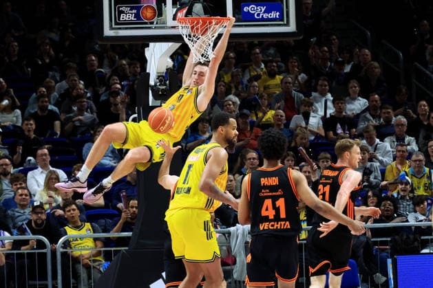 DEU, easyCredit BBL, ALBA vs. Rasta Vechta, 19.05.2026, Uber-Arena, Berlin, DEU, easyCredit BBL, ALBA vs. Rasta Vechta, im Bild dunking von Moses Wood (ALBA Berlin 11), Norris Agbakoko (ALBA Berlin 17), Lloyd Pandi (RASTA Vechta 41)