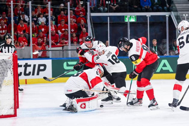 Ice hockey, Eishockey - IIHF WC 2026 ZURICH,SWITZERLAND,20.MAY.26 - ICE HOCKEY - IIHF Ice Hockey World Championship, WM, Weltmeisterschaft 2026, group stage, Austria vs Switzerland. Image shows Leonardo Genoni (SUI), Paul Huber (AUT), Sven Jung (SUI), Maximilian Rebernig (AUT) and Christian Marti (SUI). GEPAxpictures xMaticxKlansek
