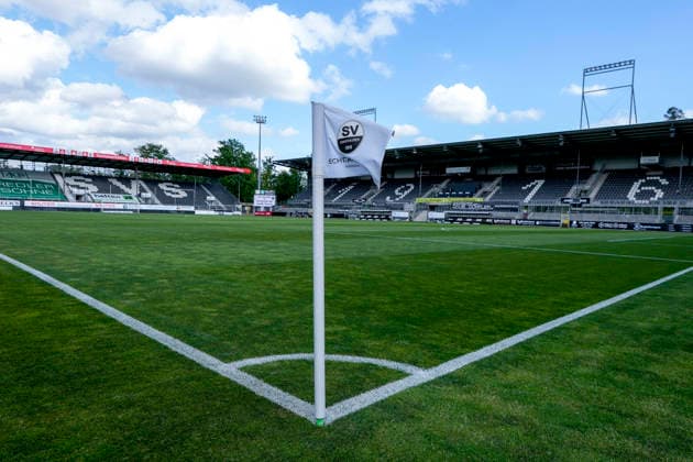 Blick auf die Eckfahne mit dem Logo des SV Sandhausen, Vereinslogo, Innenraum, Stadion, Panorama, Überblick, Arena ohne Zuschauer, kein Publikum, Leere Tribünen, SVS 1916, Verein, Feature, 20.05.2026, Sandhausen (Deutschland), Fussball, Jubiläumsspiel, SV Sandhausen - Eintracht Frankfurt