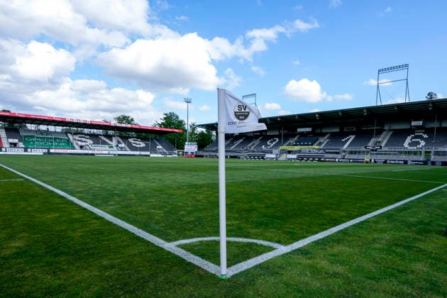 Blick auf die Eckfahne mit dem Logo des SV Sandhausen, Vereinslogo, Innenraum, Stadion, Panorama, Überblick, Arena ohne Zuschauer, kein Publikum, Leere Tribünen, SVS 1916, Verein, Feature, 20.05.2026, Sandhausen (Deutschland), Fussball, Jubiläumsspiel, SV Sandhausen - Eintracht Frankfurt