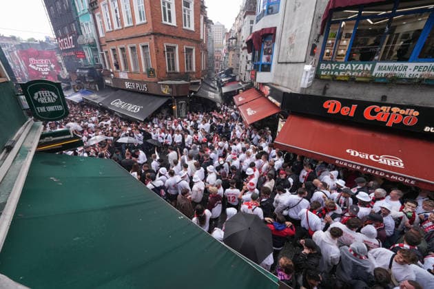 Fans feiern friedlich in der Stadt , Türkei, Fussball, UEFA Europa League, Finale, 2025 2026, SC Freiburg vs. Aston Villa, 20.05.2026, TüpraÅü Stadium, BeÅüiktaÅü Park, Istanbul Istanbul TüpraÅü Stadium, BeÅüiktaÅü Par Istanbul Türkei Copyright: xArnexAmbergx