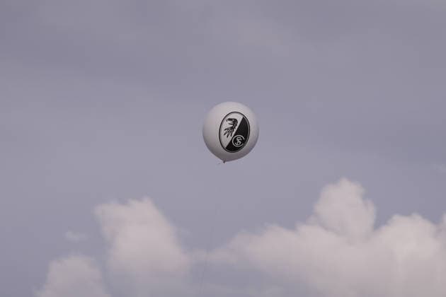 Luftballon in der Stadt , Türkei, Fussball, UEFA Europa League, Finale, 2025 2026, SC Freiburg vs. Aston Villa, 20.05.2026, TüpraÅü Stadium, BeÅüiktaÅü Park, Istanbul Istanbul TüpraÅü Stadium, BeÅüiktaÅü Par Istanbul Türkei Copyright: xArnexAmbergx