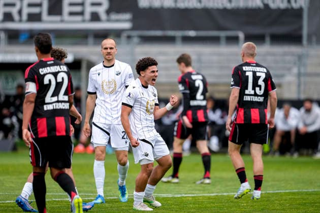 v.li.: Phil Halbauer (SVS, 20), Torschütze Yanis Outman (SVS, 17), Spieler vom SV Sandhausen (SVS), jubeln über das Tor zum 1:0, Jubel, Torjubel, Torerfolg, celebrate the goal, goal, celebration, jubelt ueber das Tor, Freuen, Freude, freut sich, optimistisch, positiv, Spielszene, Highlight, Action, Aktion, 20.05.2026, Sandhausen (Deutschland), Fussball, Jubiläumsspiel, SV Sandhausen - Eintracht Frankfurt