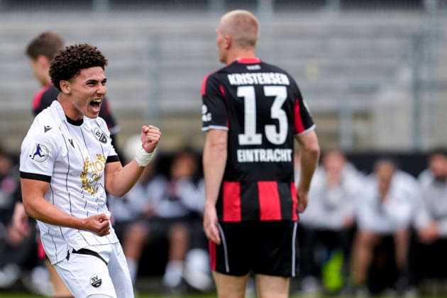 Torschütze Yanis Outman (SVS, 17), jubelt über das Tor zum 1:0, Jubel, jubeln, Torjubel, Torerfolg, celebrate the goal, goal, celebration, jubelt ueber das Tor, Freuen, Freude, freut sich, optimistisch, positiv, Spielszene, Highlight, Einzelbild, Einzelfoto, Aktion, Action, 20.05.2026, Sandhausen (Deutschland), Fussball, Jubiläumsspiel, SV Sandhausen - Eintracht Frankfurt