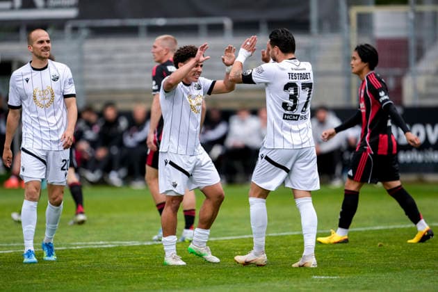 v.li.: Phil Halbauer (SVS, 20), Torschütze Yanis Outman (SVS, 17), Pascal Testroet (SVS, 37), Spieler vom SV Sandhausen (SVS), jubeln über das Tor zum 1:0, Jubel, Torjubel, Torerfolg, celebrate the goal, goal, celebration, jubelt ueber das Tor, Freuen, Freude, freut sich, optimistisch, positiv, Spielszene, Highlight, Action, Aktion, 20.05.2026, Sandhausen (Deutschland), Fussball, Jubiläumsspiel, SV Sandhausen - Eintracht Frankfurt